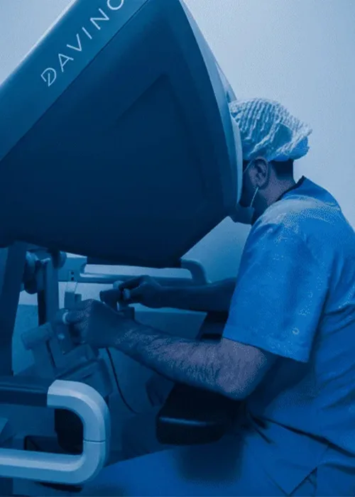 Dr. Forero Turca operando con el sistema robótico Da Vinci en cirugía de cabeza y cuello en Bogotá