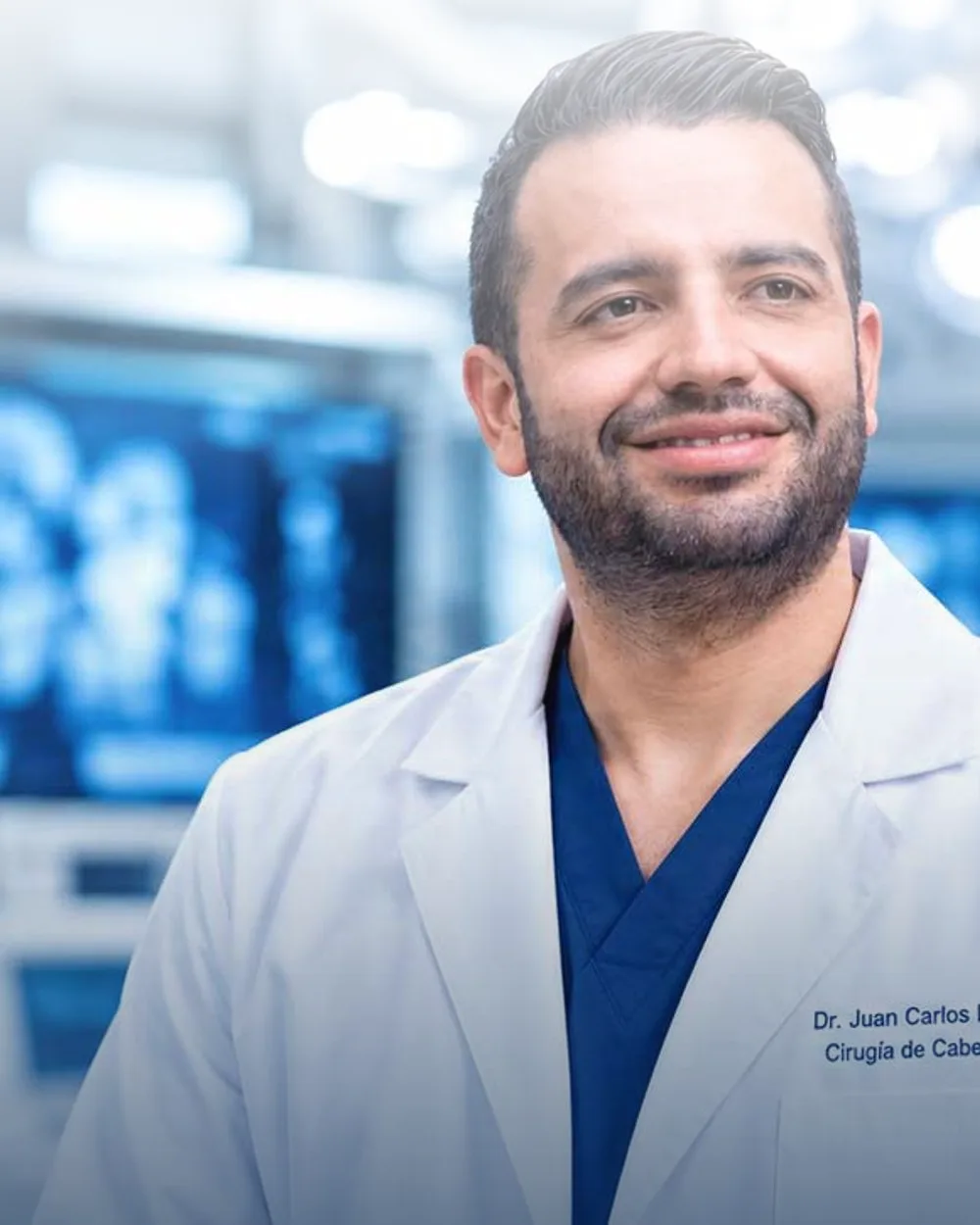 Dr. Juan Carlos Forero Turca, cirujano de cabeza y cuello en Bogotá, en quirófano con bata blanca